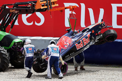 De beschadigde Scuderia Toro Rosso STR11 van Daniil Kvyat na zijn crash