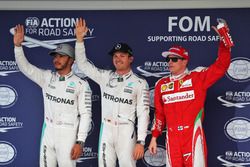 Clasificación top tres en parc ferme: Lewis Hamilton, de Mercedes AMG F1, segundo; Nico Rosberg, Mer