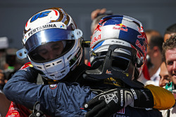 Le deuxième Pierre Gasly, PREMA Racing félicite le vainqueur Antonio Giovinazzi, PREMA Racing