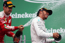 Переможець гонки Льюїс Хемілтон, Mercedes AMG F1, святкує на подіумі