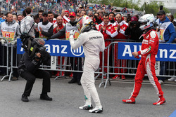 Ganador, Lewis Hamilton, Mercedes AMG F1 celebra con Sebastian Vettel, Ferrari