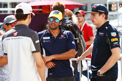 Esteban Gutierrez, Haas F1 Team met Felipe Nasr, Sauber F1 Team en Max Verstappen, Red Bull Racing o
