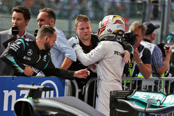 Льюіс Хемілтон, Mercedes AMG F1 святкує подіум у закритому парку