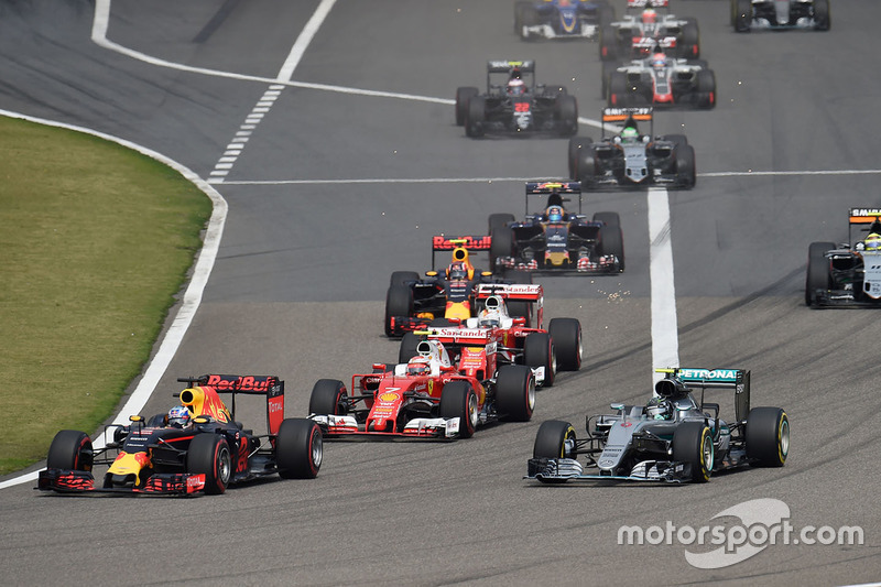 Daniel Ricciardo, Red Bull Racing RB12 y Nico Rosberg, Mercedes AMG F1 Team W07 lidera al inicio de 