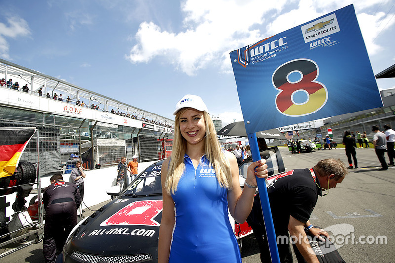 Grid girl of Sabine Schmitz, All-Inkl Motorsport, Chevrolet RML Cruze TC1