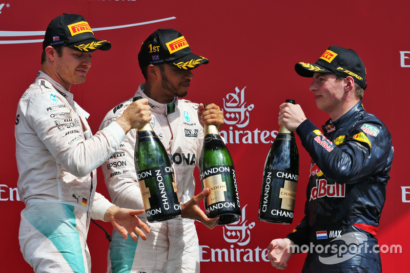 Podio: Nico Rosberg, Mercedes AMG F1, segundo; Lewis Hamilton, Mercedes AMG F1, ganador de la carrera; Max Verstappen, Red Bull Racing, tercero