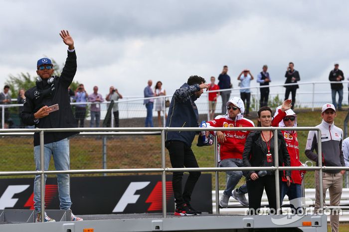Lewis Hamilton en el desfile de pilotos