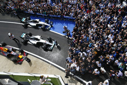 Winnaar Lewis Hamilton, Mercedes AMG F1 W07 Hybrid viert feest
