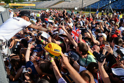 Гонщик Mercedes AMG F1 Льюис Хэмилтон раздает автографы