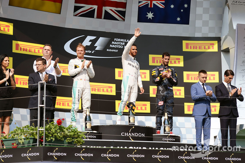El podio: Nico Rosberg, de Mercedes AMG F1, segundo; Lewis Hamilton, Mercedes AMG F1, ganador de la carrera; Daniel Ricciardo, Red Bull Racing, tercero