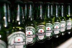 Бутылки Heineken