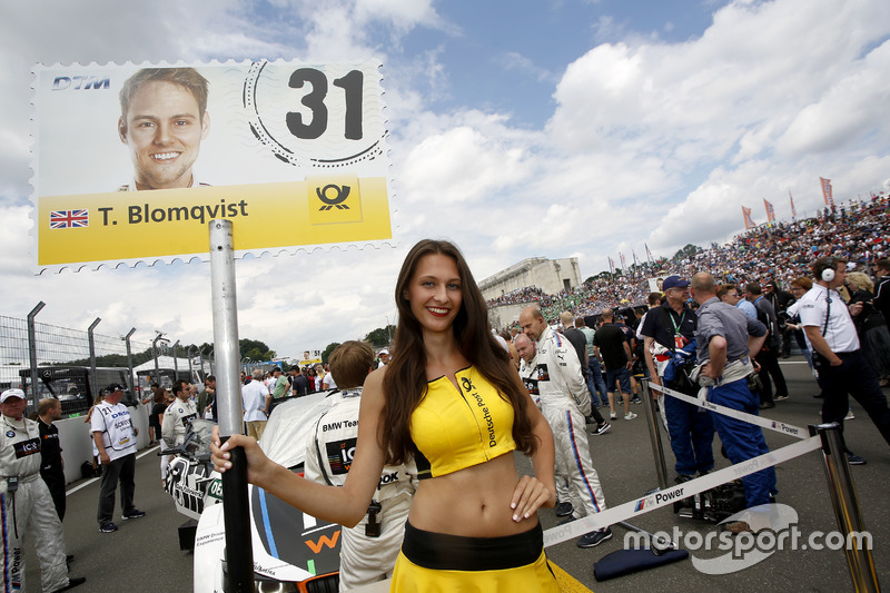 La grid girl di Tom Blomqvist, BMW Team RBM, BMW M4 DTM