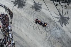 Carlos Sainz Jr. drives the Red Bull RB7 en el puerto de Beirut en Líbano