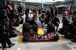 Daniel Ricciardo, Red Bull Racing RB12 with the aeroscreen in the pits