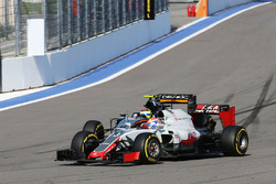 Romain Grosjean, Haas F1 Team VF-16 y Sergio Pérez, Sahara Force India F1 VJM09