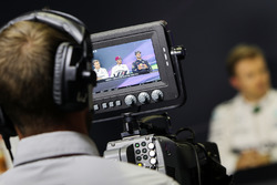 Un caméraman filme la conférence de presse de la FIA