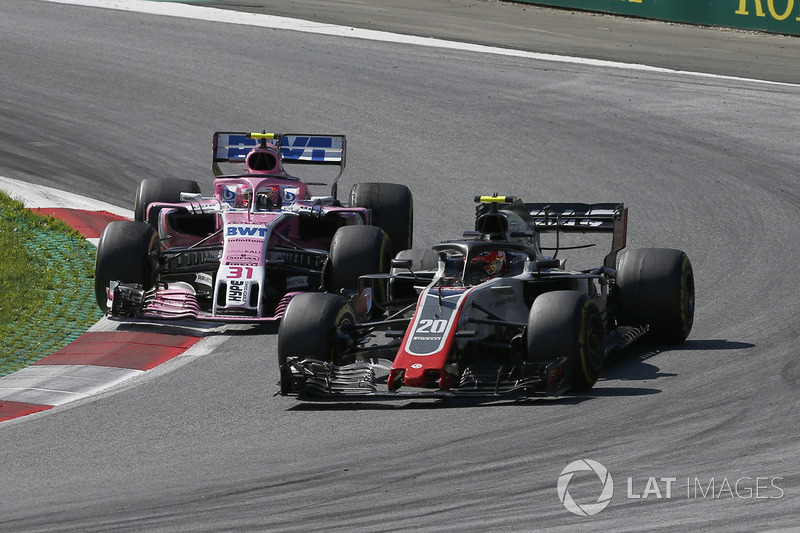 Esteban Ocon, Force India VJM11 lotta con Kevin Magnussen, Haas F1 Team VF-18