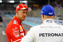 Sebastian Vettel, Ferrari, con Valtteri Bottas, Mercedes AMG F1
