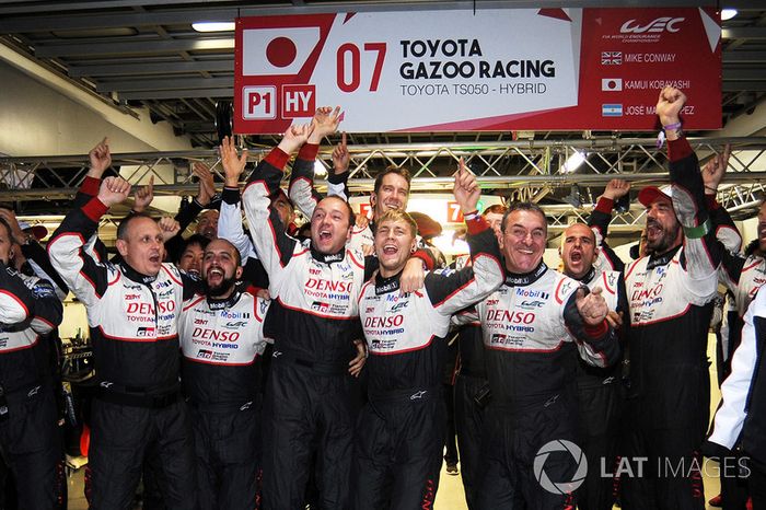 Miembros del equipo Toyota Gazoo Racing celebrando la victoria