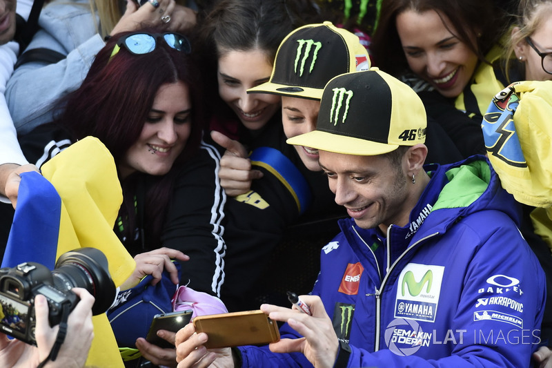 Valentino Rossi, Yamaha Factory Racing with fans
