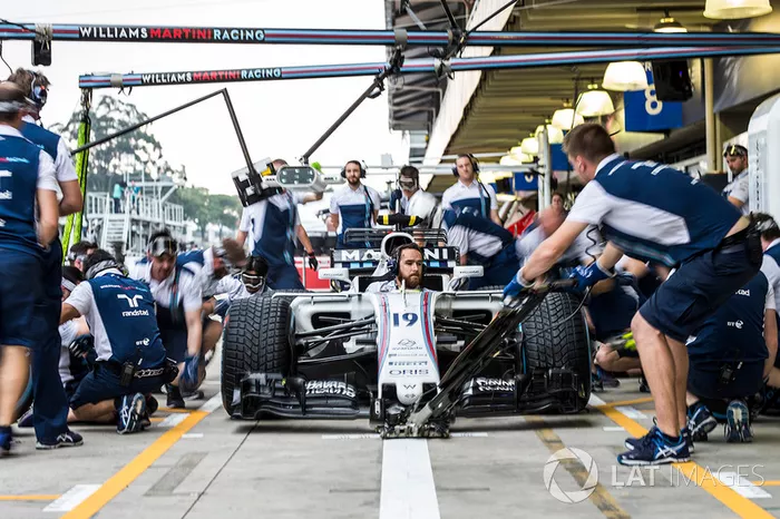 Williams mekanikerleri ile pit stop antrenmanı