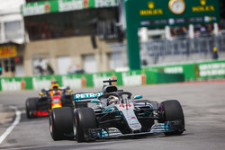 Lewis Hamilton, Mercedes AMG F1 W09, precede Daniel Ricciardo, Red Bull Racing RB14
