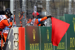 Le drapeau rouge est agité