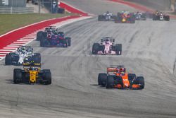 Carlos Sainz Jr., Renault Sport F1 Team RS17 and Fernando Alonso, McLaren MCL32 battle