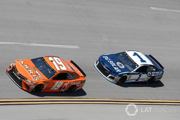 Daniel Suarez, Joe Gibbs Racing, Toyota Camry ARRIS nJamie McMurray, Chip Ganassi Racing, Chevrolet Camaro DC Solar
