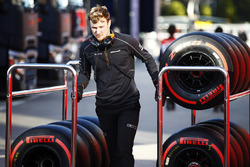 Un mecánico de McLaren rueda un carro de neumáticos Pirelli