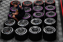 Red Bull Racing mechanic and Pirelli tyres