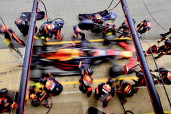 Arrêt au stand pour Max Verstappen, Red Bull Racing RB14