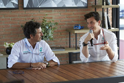 Toto Wolff, Direttore del Motorsport, Mercedes AMG F1, con un ingegnere Petronas