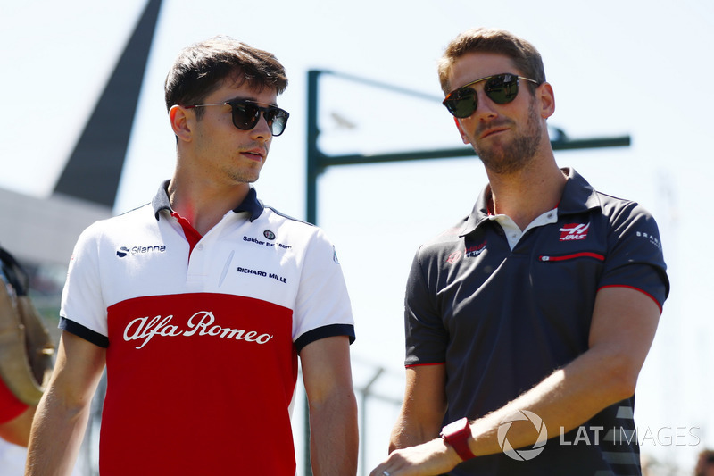 Charles Leclerc, Sauber, et Romain Grosjean, Haas F1 Team