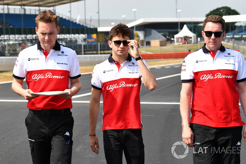 Charles Leclerc, Sauber, cammina lungo il circuito