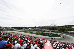 Lewis Hamilton, Mercedes AMG F1 W09, y Daniel Ricciardo, Red Bull Racing RB14,