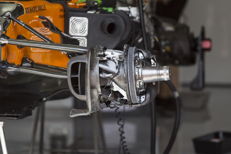 Un frein avant et un moyeu de roue de la McLaren MCL33