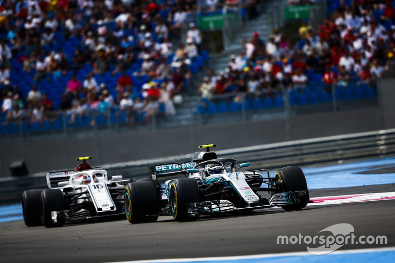 Valtteri Bottas, Mercedes AMG F1 W09, precede Charles Leclerc, Sauber C37