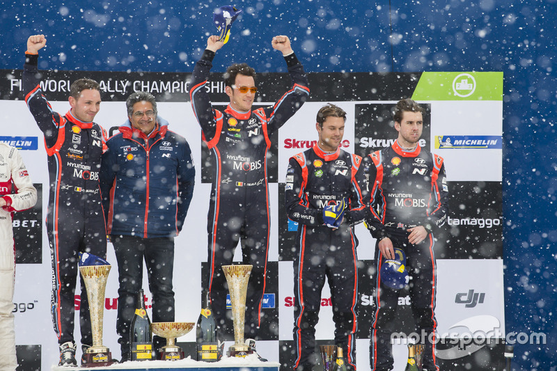 Podium: winners Thierry Neuville, Nicolas Gilsoul, Hyundai Motorsport, third place Andreas Mikkelsen