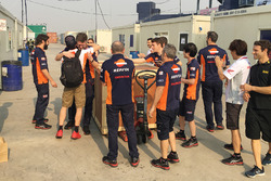 Marc Márquez, Repsol Honda Team recibe un regalo de cumpleaños de parte de su equipo