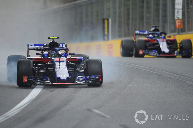Pierre Gasly, Scuderia Toro Rosso STR13 trava tentando escapar de Brendon Hartley, Scuderia Toro Rosso STR13