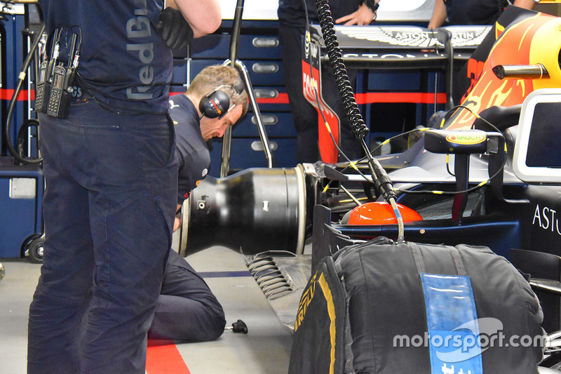 Mecánico de Red Bull Racing trabajando en Max Verstappen, Red Bull Racing RB14 después de su choque