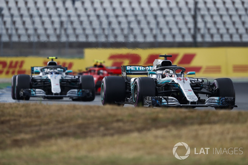 Lewis Hamilton, Mercedes AMG F1 W09, devant Valtteri Bottas, Mercedes AMG F1 W09, et Kimi Raikkonen, Ferrari SF71H