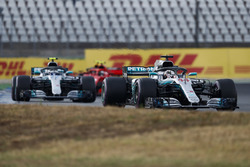 Lewis Hamilton, Mercedes AMG F1 W09, precede Valtteri Bottas, Mercedes AMG F1 W09, e Kimi Raikkonen, Ferrari SF71H