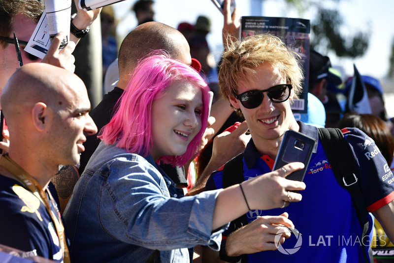 Brendon Hartley, Scuderia Toro Rosso fans selfie