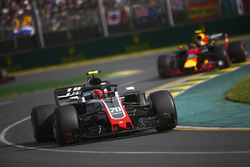 Kevin Magnussen, Haas F1 Team VF-18 Ferrari, Max Verstappen, Red Bull Racing RB14 Tag Heuer