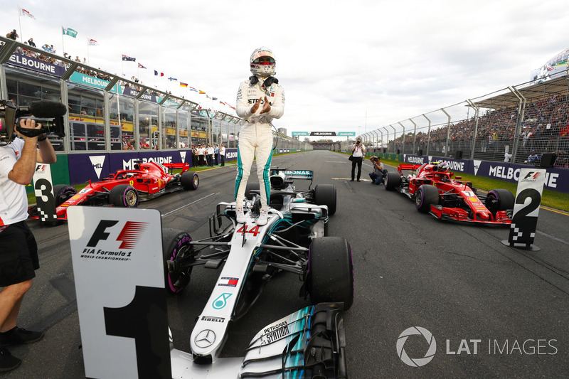 Lewis Hamilton, Mercedes AMG F1, fête sa pole position sur la ligne droite