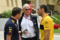 Руководитель Red Bull Racing Кристиан Хорнер, спортивный консультант Red Bull Хельмут Марко и управляющий директор Renault Sport F1 Сириль Абитбуль
