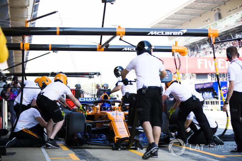 Fernando Alonso, McLaren MCL33, in the pits during practice