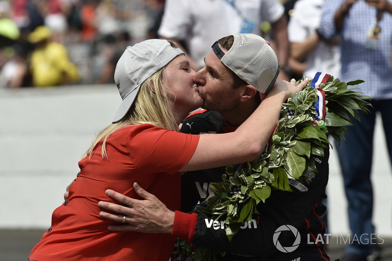 Will Power, Team Penske Chevrolet et Liz Power fêtent la victoire sur la ligne de briques